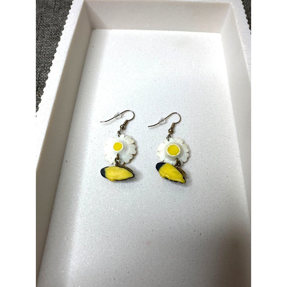 Vtg Daisy Flower & Bee Dangle Earrings With Yellow White Accents Womens Fashion - Picture 2 of 3